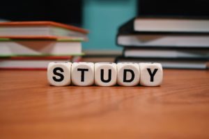 https://pixabay.com/de/photos/studie-schule-lernen-bildung-1968077/