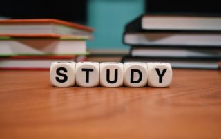 https://pixabay.com/de/photos/studie-schule-lernen-bildung-1968077/
